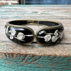 VTG Retro Cuff Clamper Bracelet Size 7 Acrylic Clear White Black Flowers‎ Brass